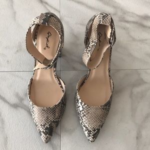 Qupid ankle strap snake print pumps